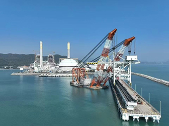 華潤(rùn)海豐卸船機(jī)順利吊裝，助力粵港澳大灣區(qū)能源供應(yīng)